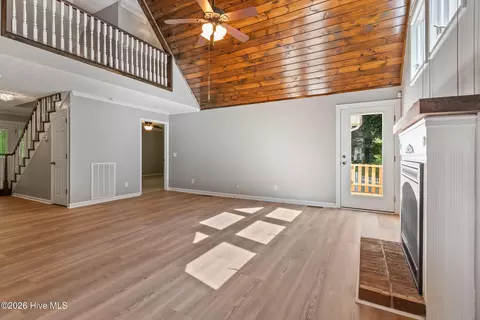 Living - 21 Grand Rdg, Murphy, NC 28906 photo 2 of 5