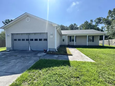 205 Concord Ln, Richlands, NC 28574