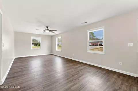 Living - 89 Crown Point Rd, Hubert, NC 28539 photo 3 of 5