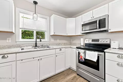 Kitchen - 89 Crown Point Rd, Hubert, NC 28539 photo 2 of 6