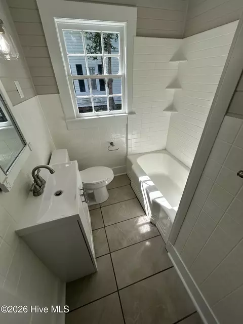Bath - 135 E Trippe St, Harlem, GA 30814 photo 3 of 4