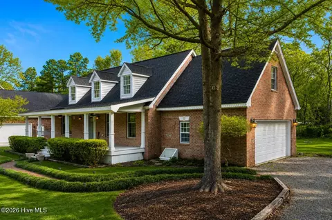 Exterior - 121 E Pointe Rd, Rocky Point, NC 28457 photo 4 of 7