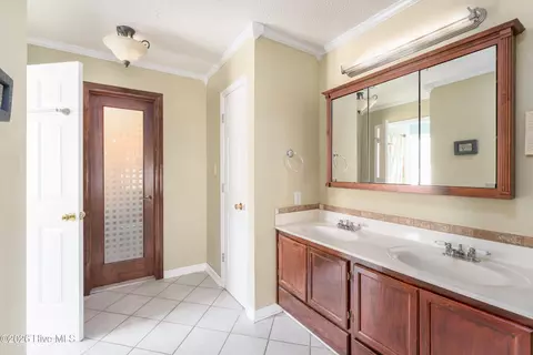 Bath - 121 E Pointe Rd, Rocky Point, NC 28457 photo 1 of 4