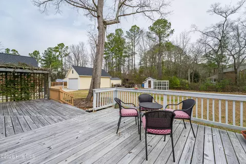 Exterior - 121 E Pointe Rd, Rocky Point, NC 28457 photo 6 of 7