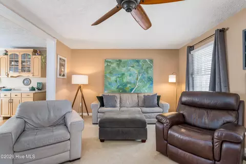 Living - 121 E Pointe Rd, Rocky Point, NC 28457 photo 2 of 2