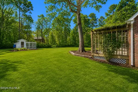 Exterior - 121 E Pointe Rd, Rocky Point, NC 28457 photo 3 of 7