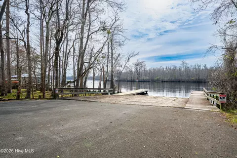 Exterior - 121 E Pointe Rd, Rocky Point, NC 28457 photo 5 of 7