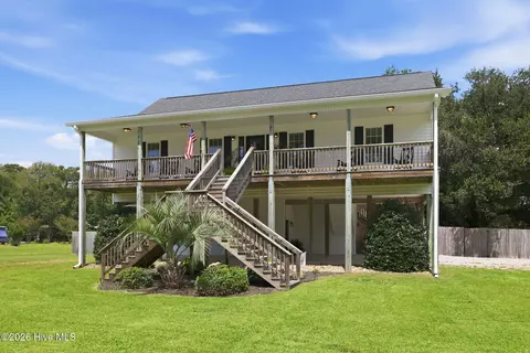 1422 Harkers Island Rd, Beaufort, NC 28516