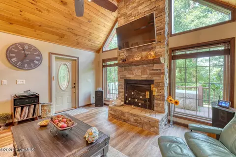 Living - 2592 Caney Creek Rd, Murphy, NC 28906 photo 2 of 3