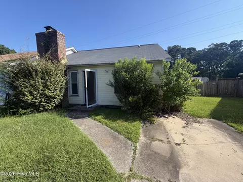 153 Pine Crest Dr, Jacksonville, NC 28546