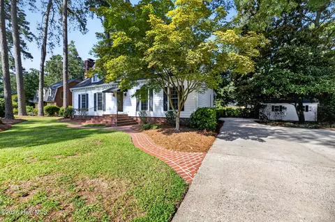 202 Queen Annes Rd, Greenville, NC 27858
