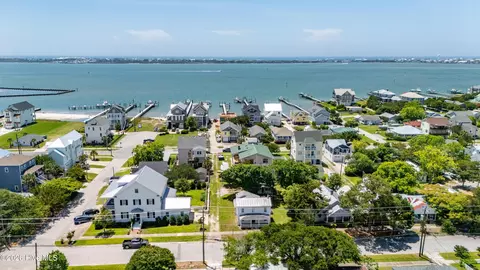1105 Evans St, Morehead City, NC 28557