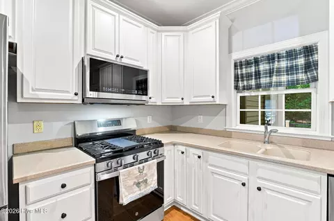 Kitchen - 5 Stallion Pl, Pinehurst, NC 28374 photo 3 of 3