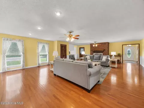 Living - 111 Maple St, Teachey, NC 28464 photo 2 of 3