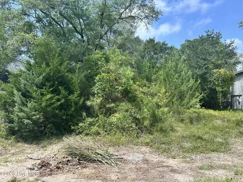105 SE 8th St, Oak Island, NC 28465