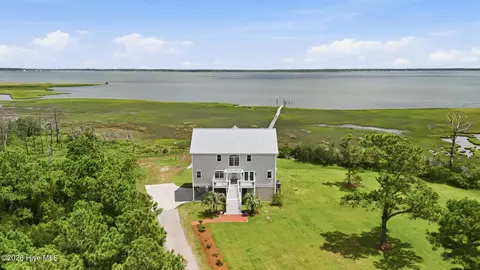 404 Perkins Rd, Beaufort, NC 28516