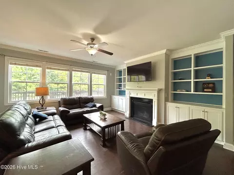 Living - 424 Wolfe Ln, Hubert, NC 28539 photo 3 of 6