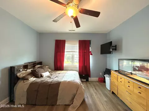 Bedroom - 424 Wolfe Ln, Hubert, NC 28539 photo 9 of 12