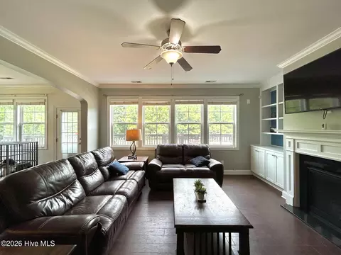 Living - 424 Wolfe Ln, Hubert, NC 28539 photo 5 of 6