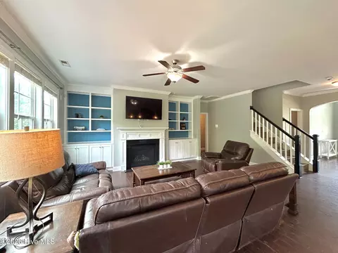 Living - 424 Wolfe Ln, Hubert, NC 28539 photo 1 of 6