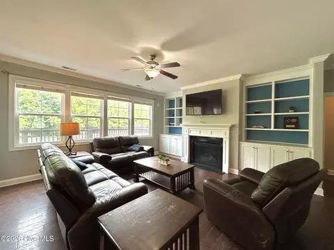 Living - 424 Wolfe Ln, Hubert, NC 28539 photo 4 of 6
