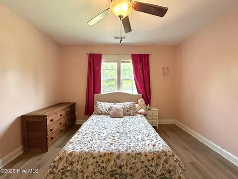 Bedroom - 424 Wolfe Ln, Hubert, NC 28539 photo 3 of 12