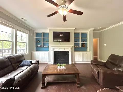 Living - 424 Wolfe Ln, Hubert, NC 28539 photo 2 of 6