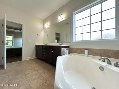Bath - 424 Wolfe Ln, Hubert, NC 28539 photo 4 of 9