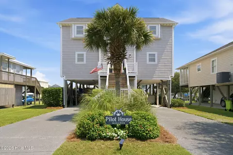 922 Broadway St, Surf City, NC 28445
