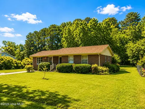 110 Chesterfield Dr, Elizabeth City, NC 27909