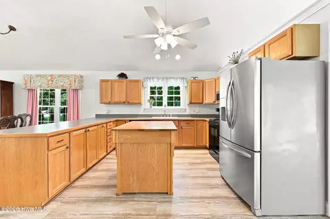 Kitchen - 101 Pamlico Pl, Chocowinity, NC 27817 photo 4 of 6