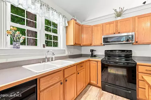 Kitchen - 101 Pamlico Pl, Chocowinity, NC 27817 photo 5 of 6