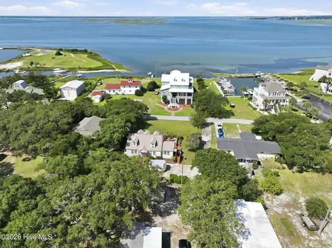 114 Brooks Creek Ln, Harkers Island, NC 28531