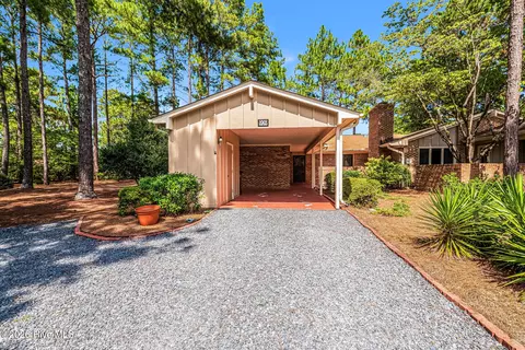 909 Satinwood Ct, Southern Pines, NC 28387