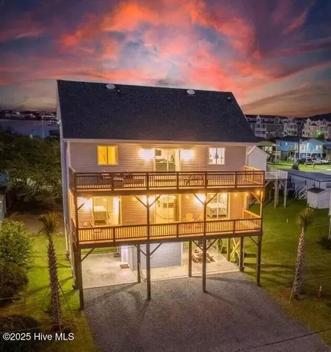 8020 8th St, Surf City, NC 28445