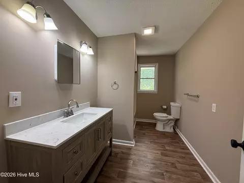 Bath - 818 Ridge Ave, Thomson, GA 30824 photo 3 of 3