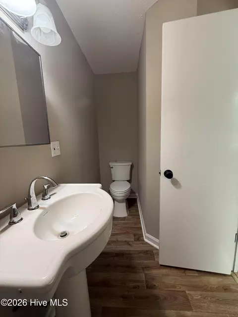 Bath - 818 Ridge Ave, Thomson, GA 30824 photo 2 of 3