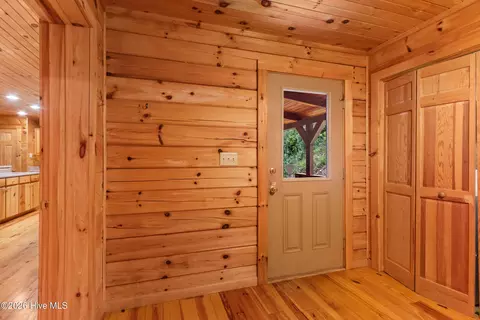 Entry Way - 960 Ogreeta Rd, Murphy, NC 28906 photo 2 of 13