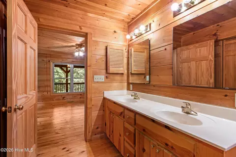 Bath - 960 Ogreeta Rd, Murphy, NC 28906 photo 5 of 7