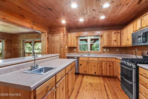 Kitchen - 960 Ogreeta Rd, Murphy, NC 28906 photo 2 of 4