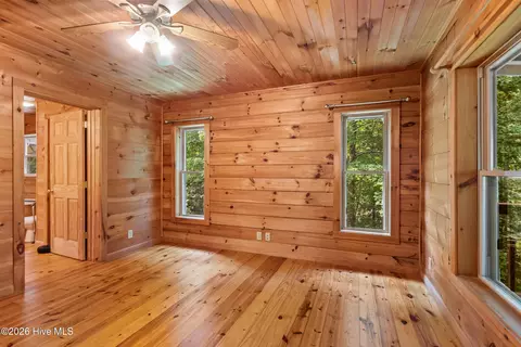 Bedroom - 960 Ogreeta Rd, Murphy, NC 28906 photo 5 of 11