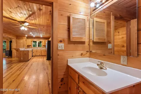 Bath - 960 Ogreeta Rd, Murphy, NC 28906 photo 2 of 7