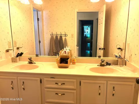 Bath - 523 Brandermill Rd, Evans, GA 30809 photo 4 of 5