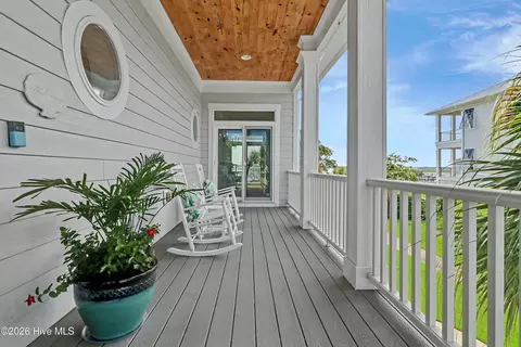 Exterior - 141 Cove Side Ln, Hampstead, NC 28443 photo 7 of 14