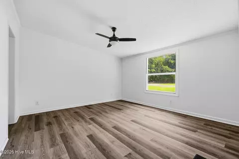 Living - 410 Pond View Cir, Hampstead, NC 28443 photo 4 of 4
