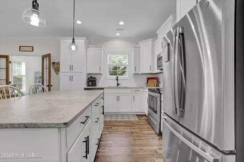 Kitchen - 11 Sailview Ct, Hampstead, NC 28443 photo 2 of 3