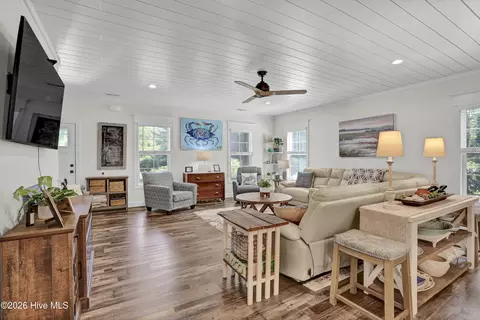 Living - 11 Sailview Ct, Hampstead, NC 28443 photo 2 of 2