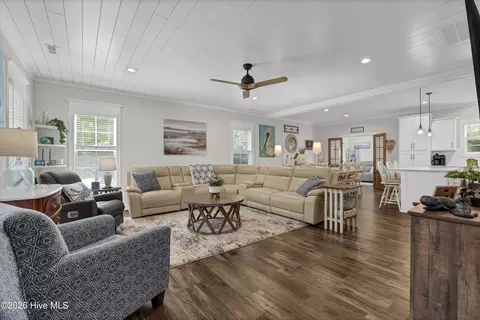 Living - 11 Sailview Ct, Hampstead, NC 28443 photo 1 of 2