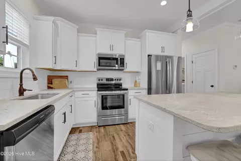 Kitchen - 11 Sailview Ct, Hampstead, NC 28443 photo 3 of 3