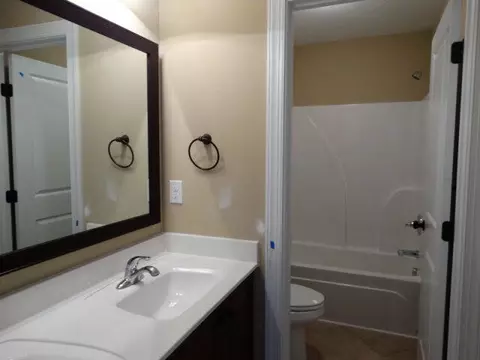 Bath - 1033 Ardrey Cir, Evans, GA 30809 photo 3 of 3